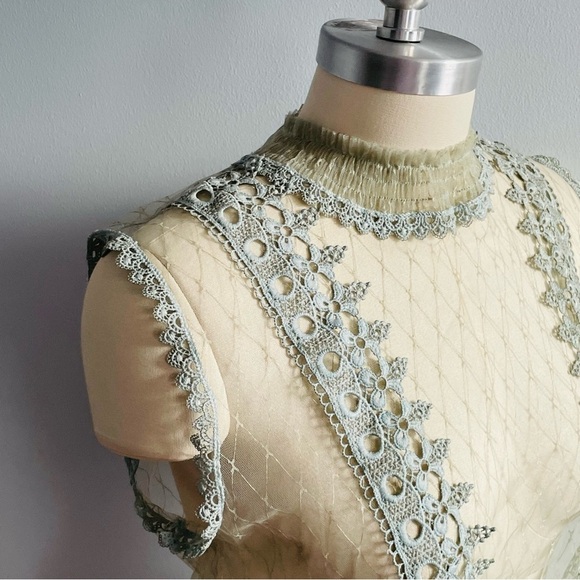 POL Sheer Antique Style Lace Sleeveless Top - Cream and Blue- Size Small- NWT - Picture 4 of 10